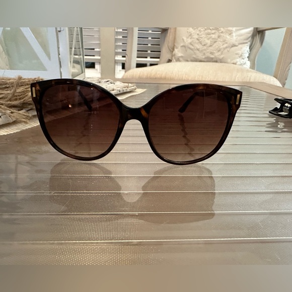 🔥NWOT Tommy Hilfiger Sunglasses! - Picture 3 of 4